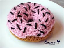 Bild Amigurumi - Doughnut jordgubb (choklad strössel)
